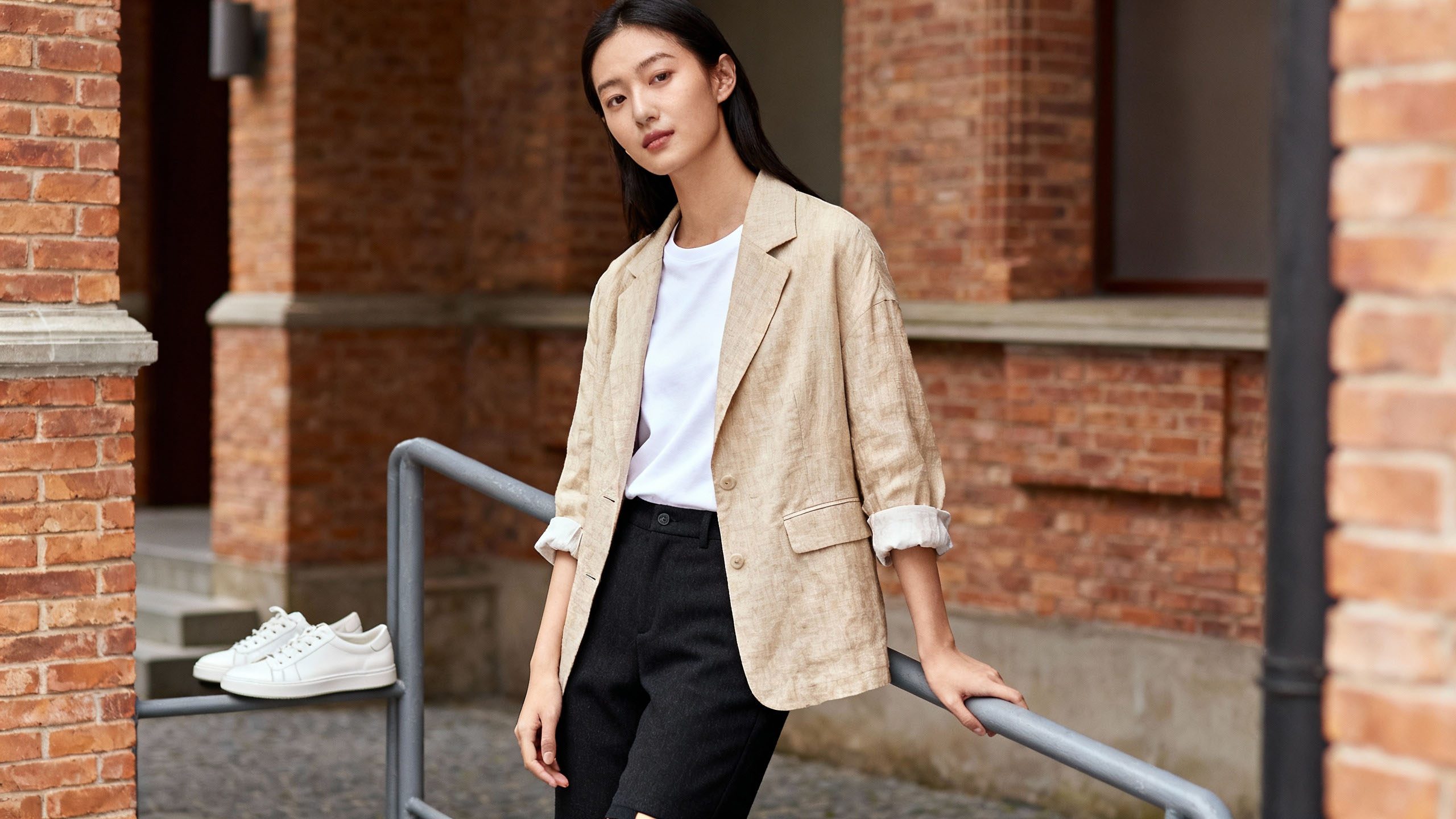 Modern casual outfit mixing relaxed and structured pieces