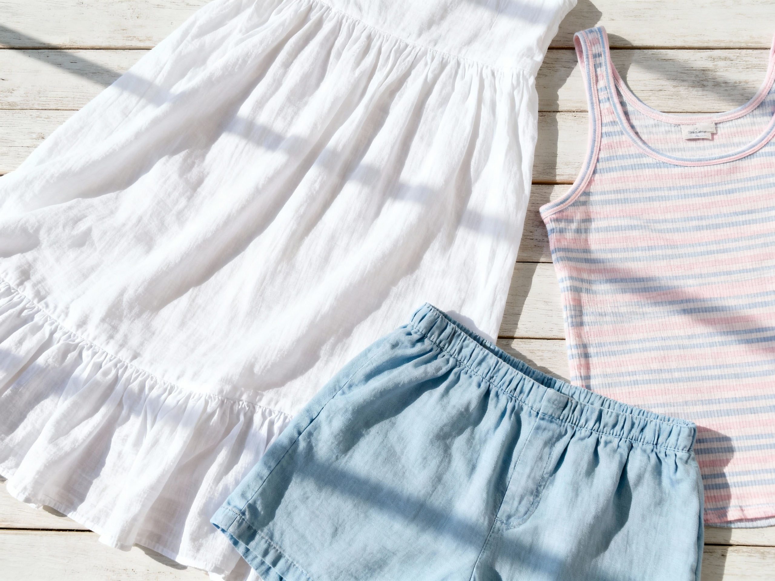 Cotton fabric suitable for summer clothing