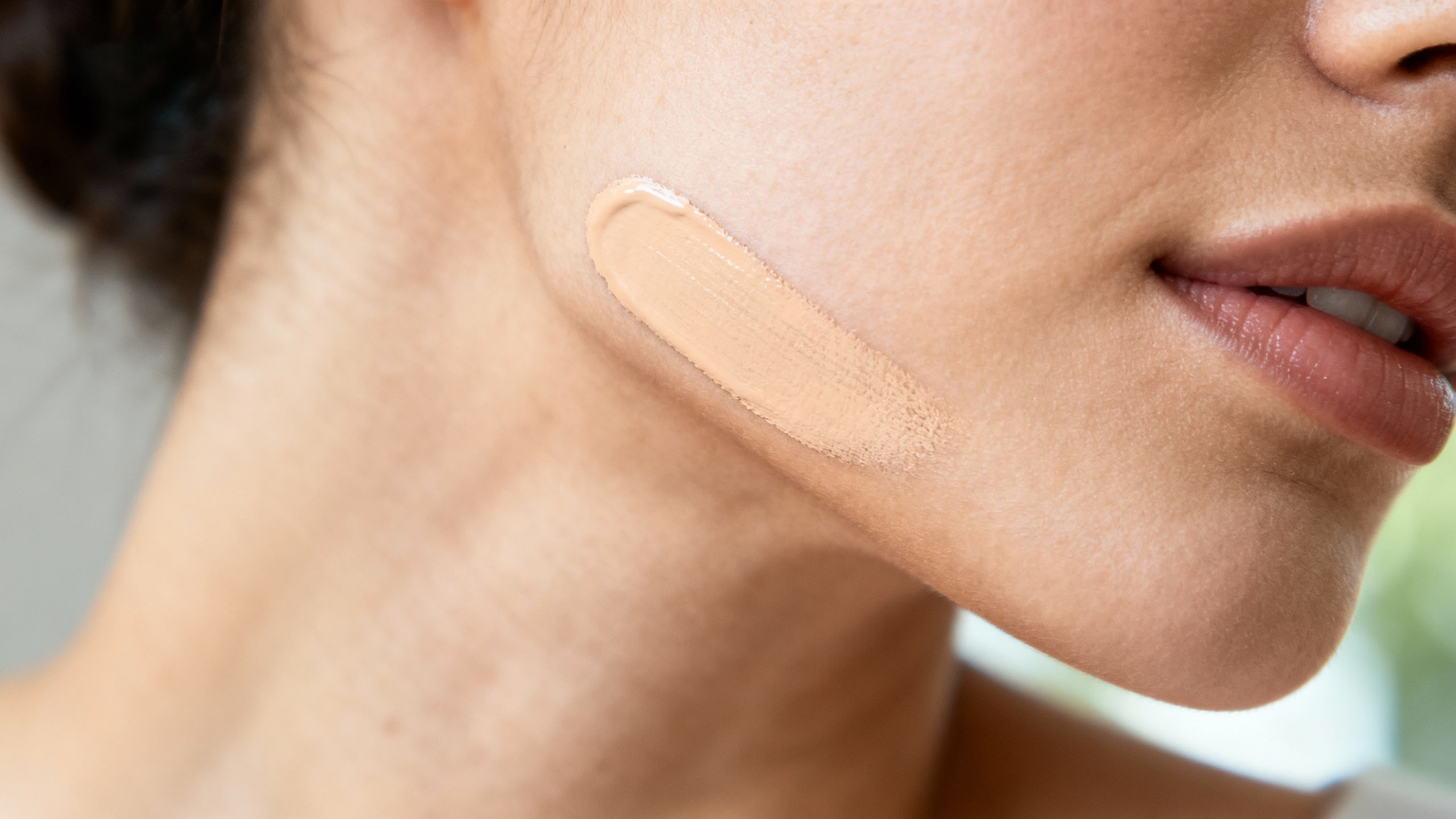 Testing foundation oxidation on jawline